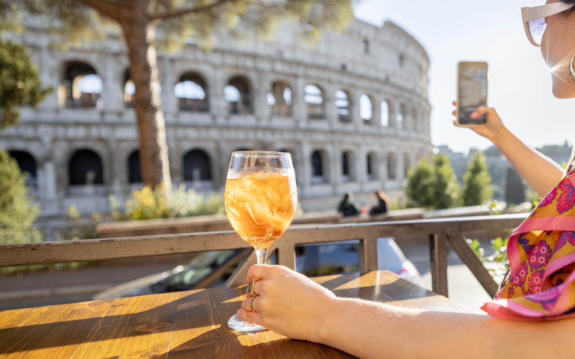 Cocktail classico italiano con Colosseo sullo sfondo
