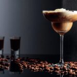 cocktail al caffè in due bicchieri diversi